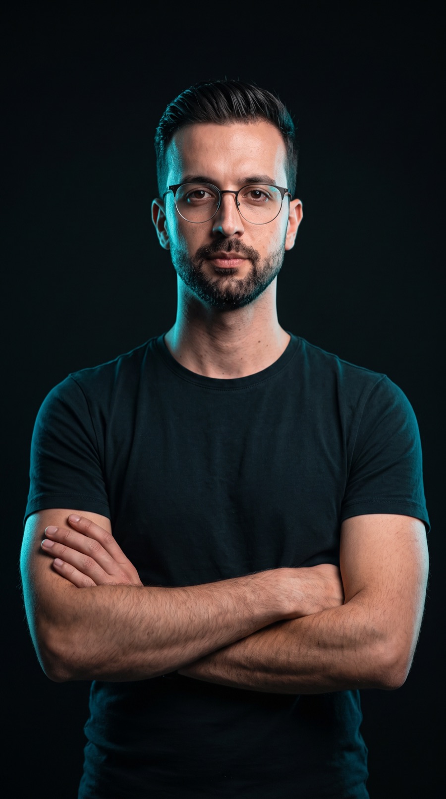 Onur Akkaya, Porträt vor dunklem Hintergrund